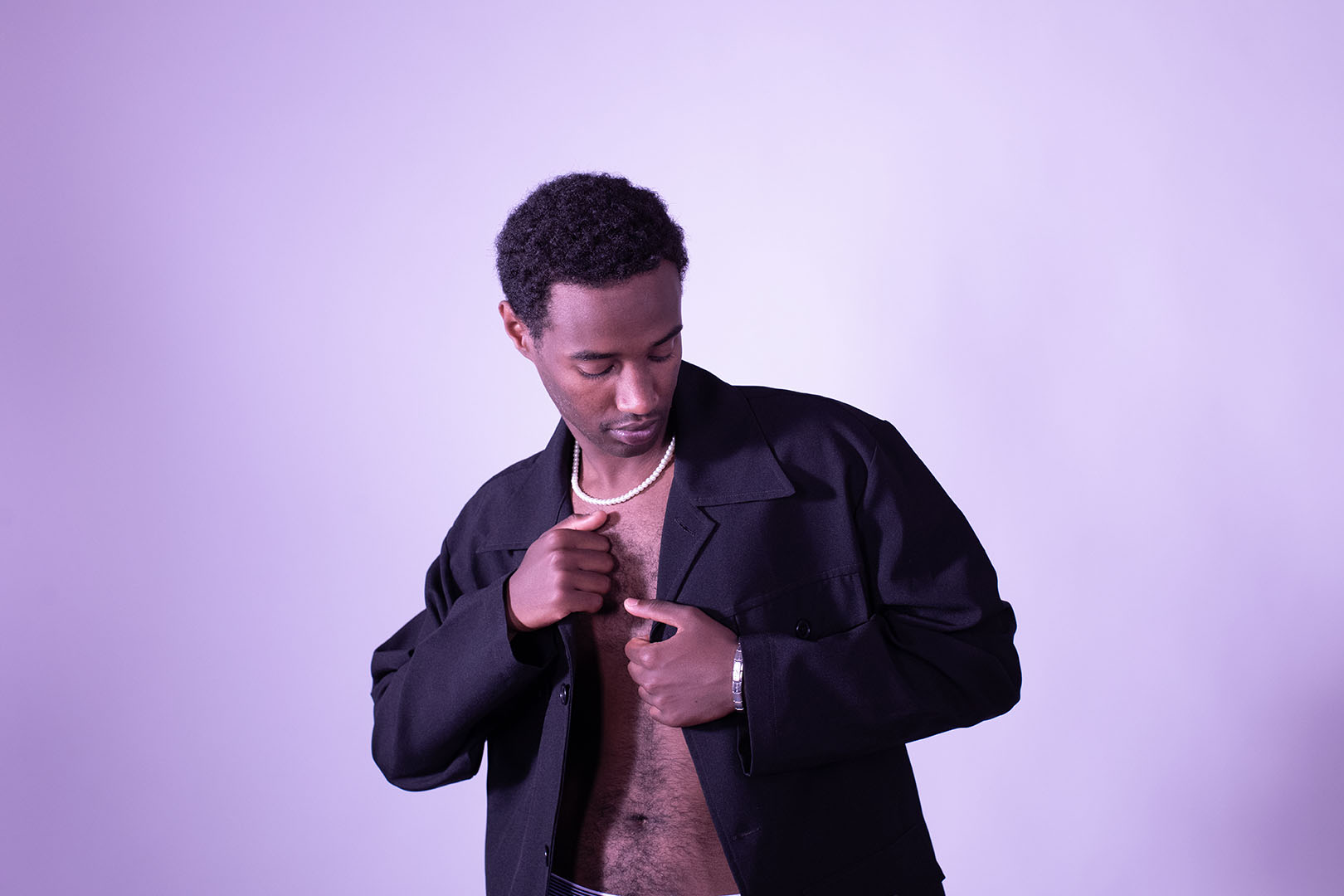 foto ragazzo con filtro viola