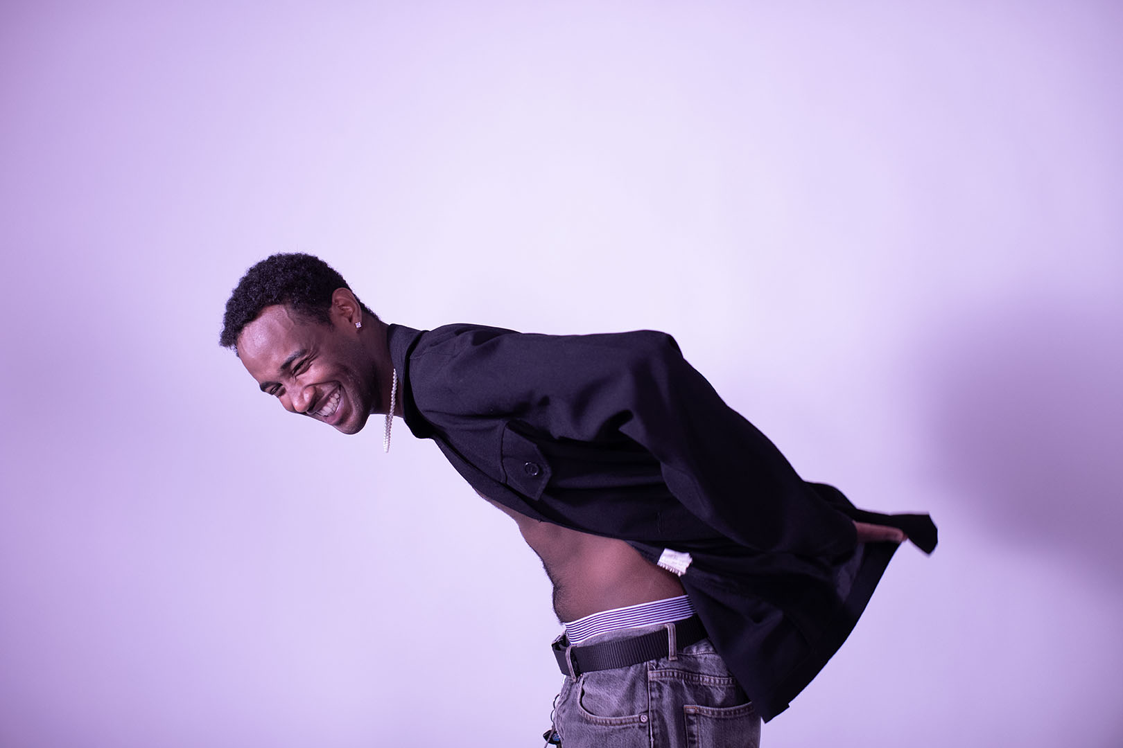 foto ragazzo con filtro viola