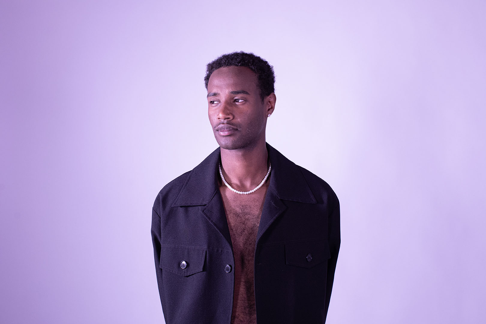 foto ragazzo con filtro viola