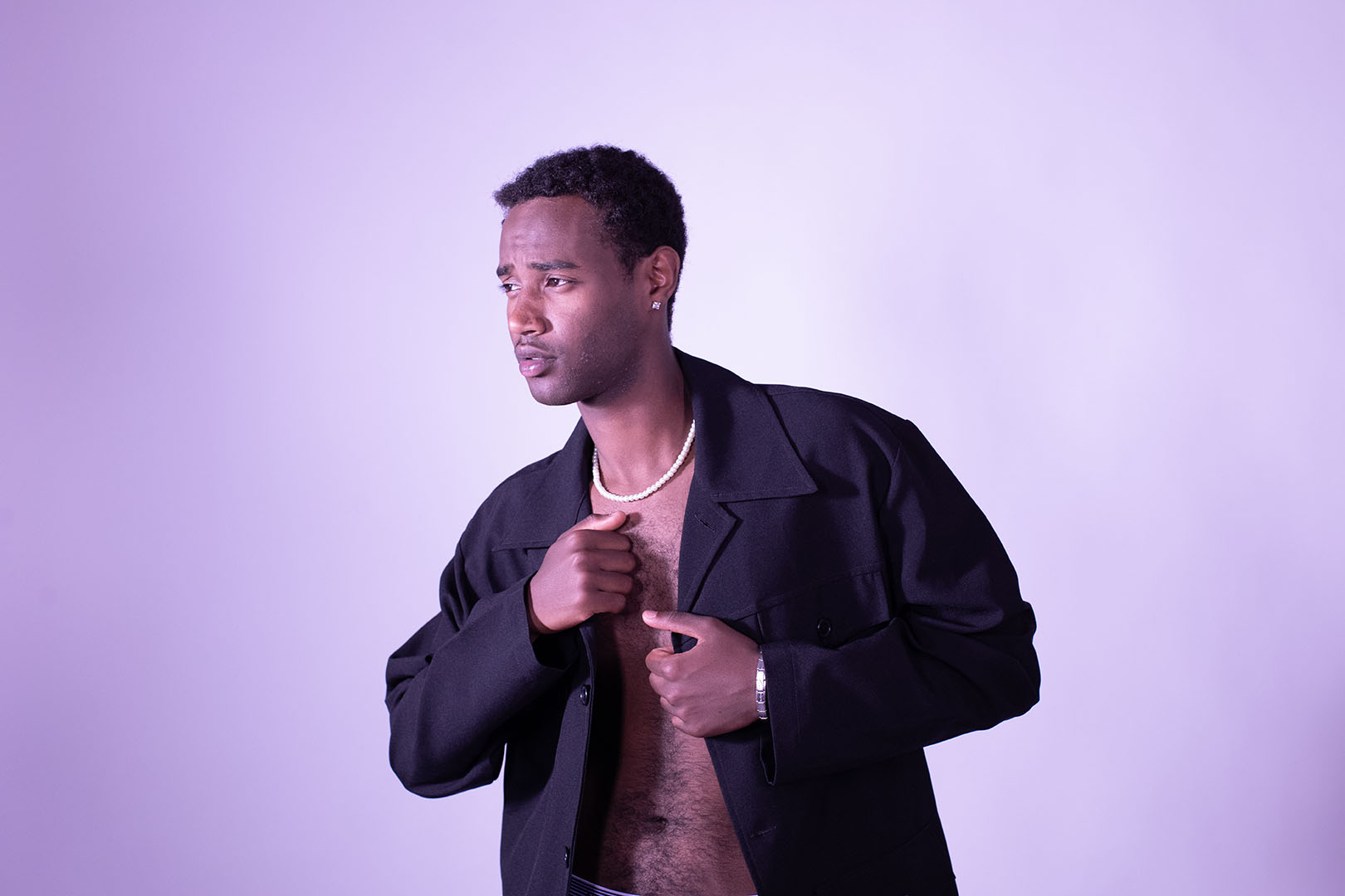 foto ragazzo con filtro viola