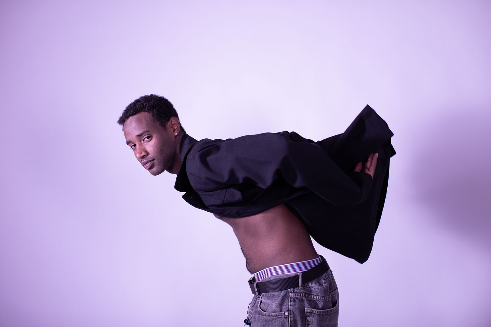 foto ragazzo con filtro viola